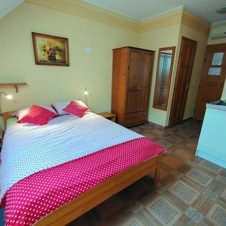 Burg Apartmanház Gyula Ngoại thất bức ảnh