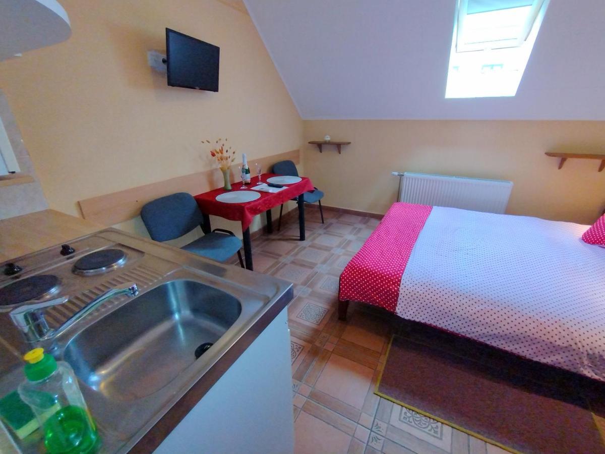 Burg Apartmanház Gyula Ngoại thất bức ảnh