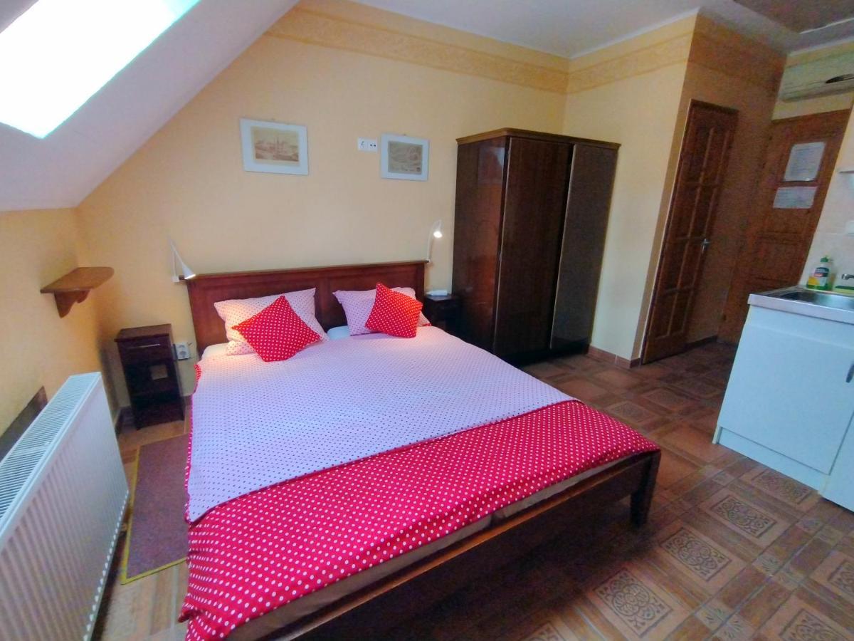 Burg Apartmanház Gyula Ngoại thất bức ảnh