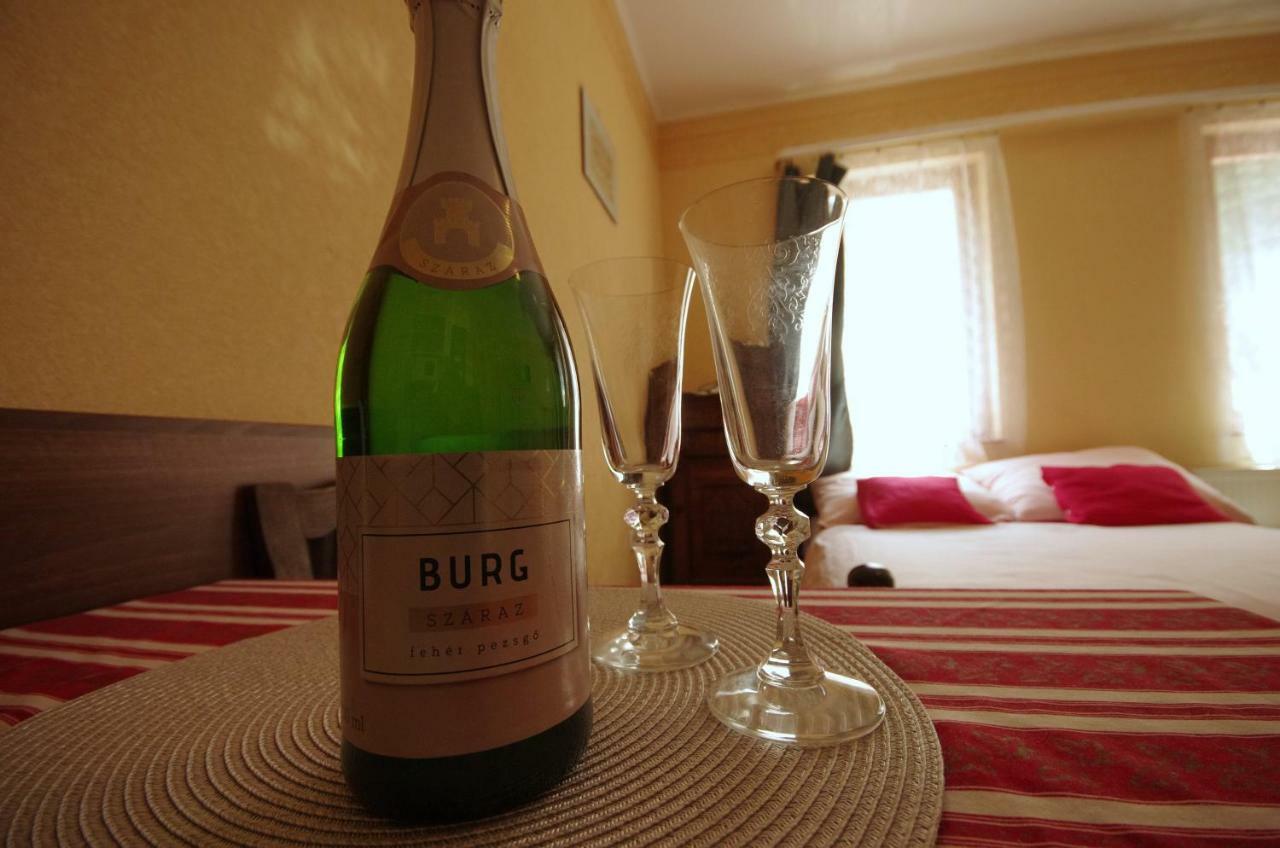 Burg Apartmanház Gyula Ngoại thất bức ảnh