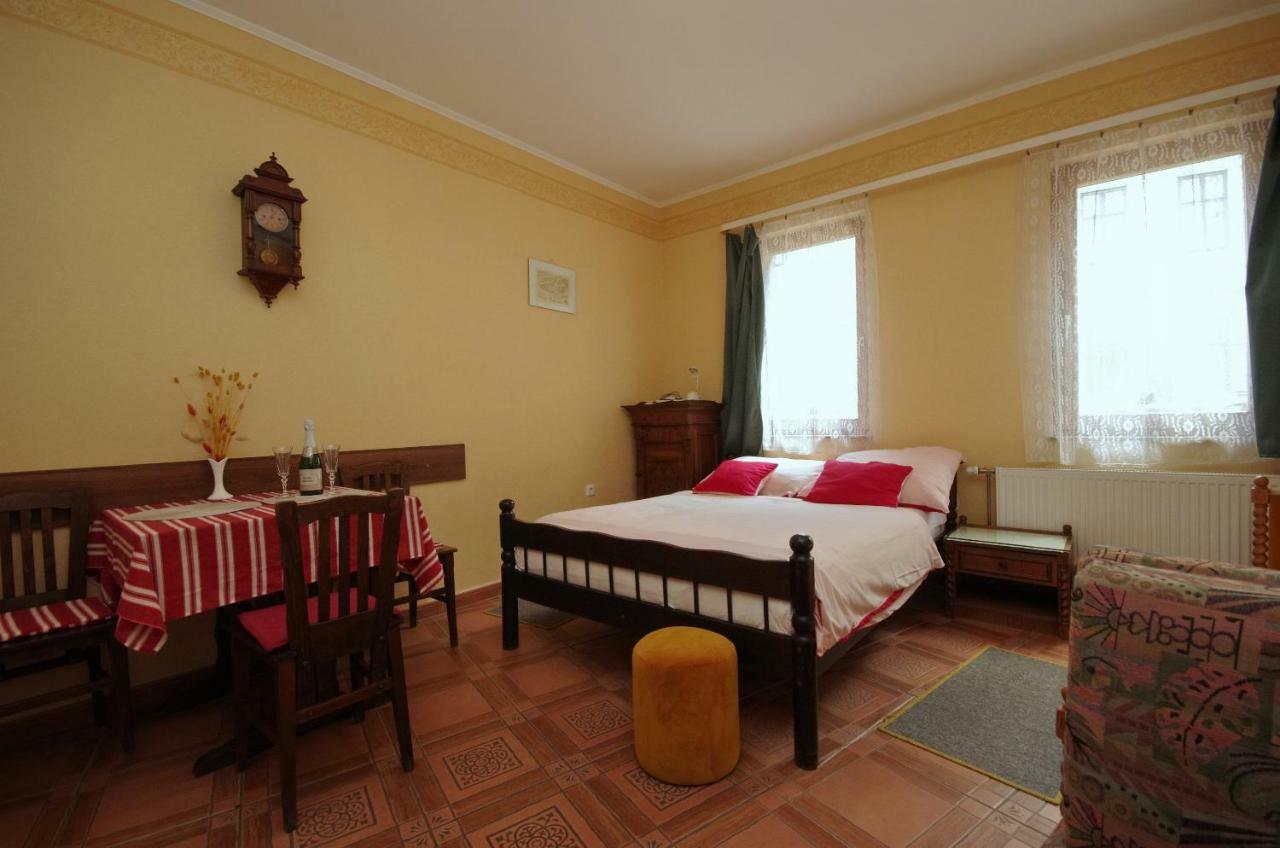 Burg Apartmanház Gyula Ngoại thất bức ảnh