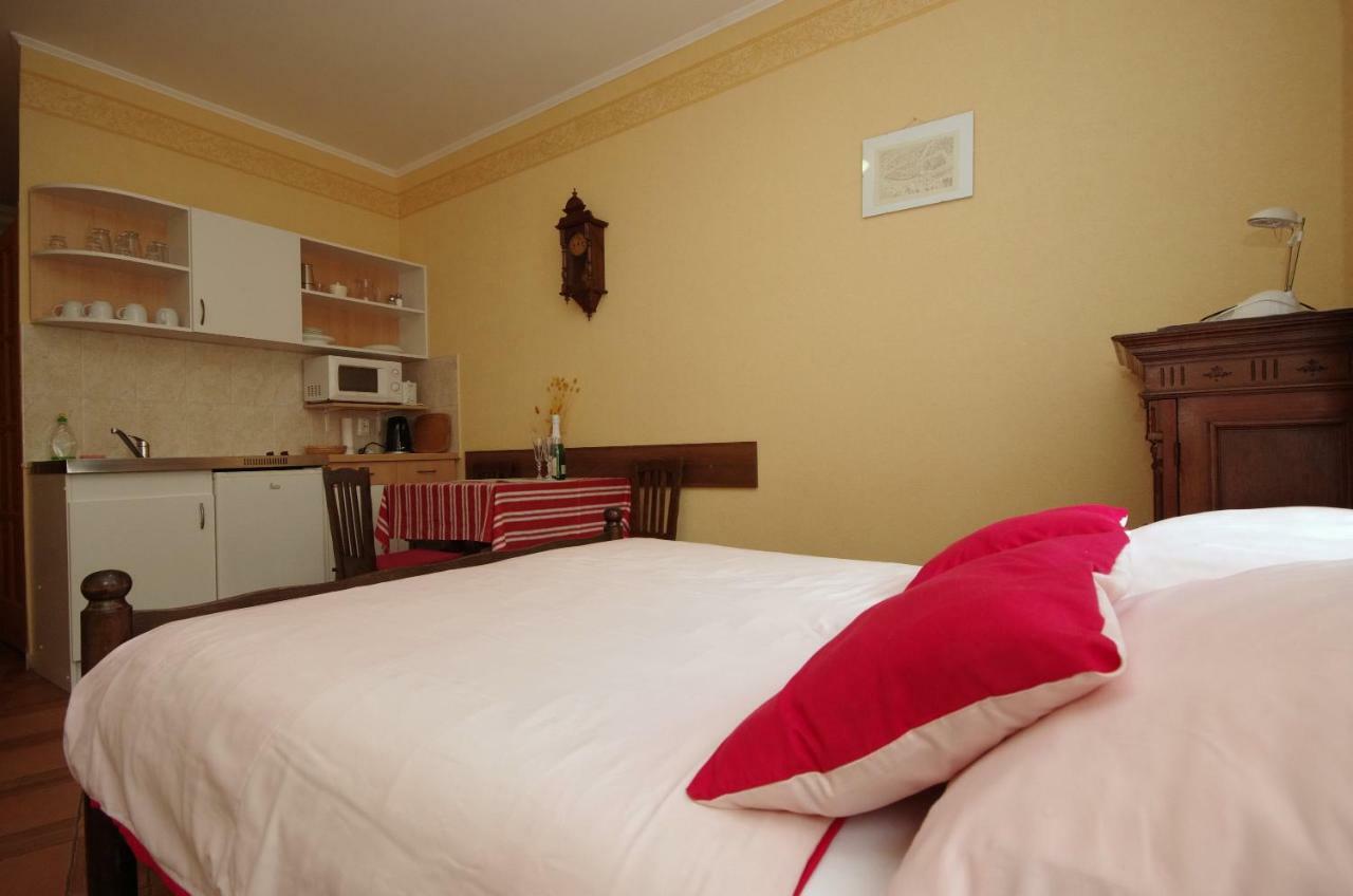 Burg Apartmanház Gyula Ngoại thất bức ảnh