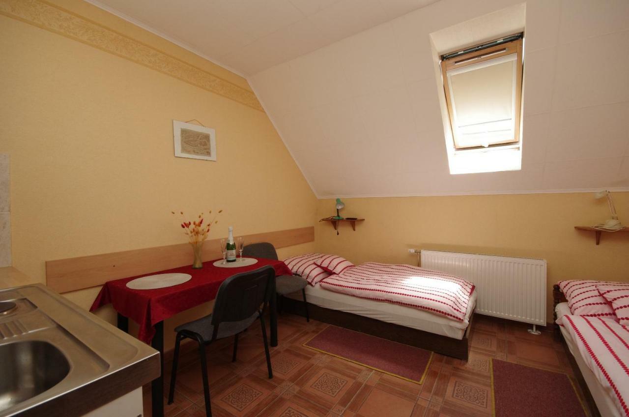 Burg Apartmanház Gyula Ngoại thất bức ảnh